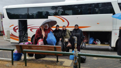 بالصور: اهالي يافا يشدون الرحال للمسجد الأقصى بالرغم من سوء الأحوال الجوية